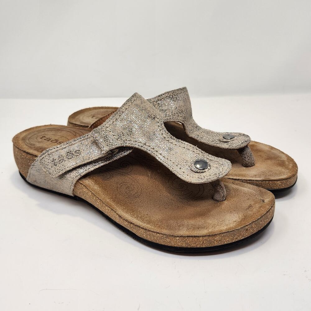 Taos Women Lucy Thong Sandal Tan Metallic Snake Print Leather Size 37 US 6 Cork